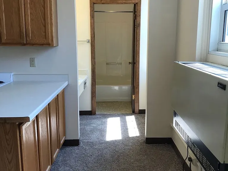 Cass Street Apartments — Photo 18