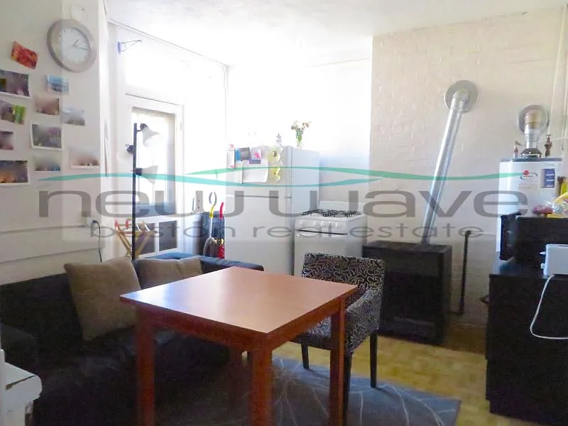 3 bed, 900 sqft, $4,600 — Photo 1