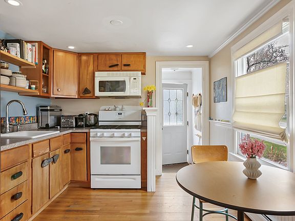 4th image of 42 Coolidge Ave