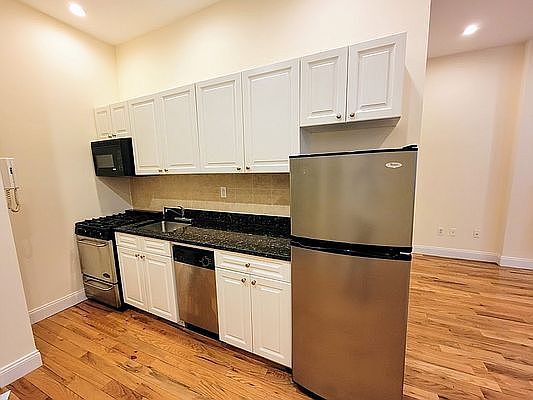 4th image of 309 E 37th St #2X