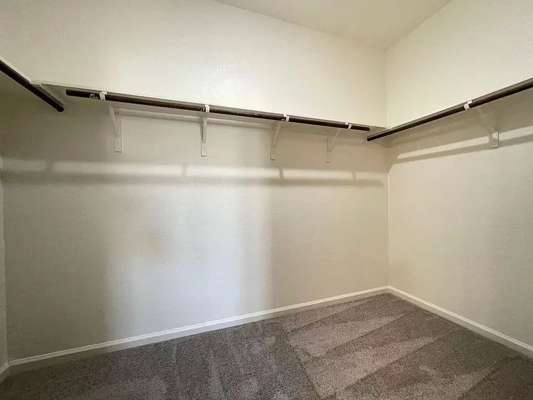 716 Wellington Dr — Photo 16