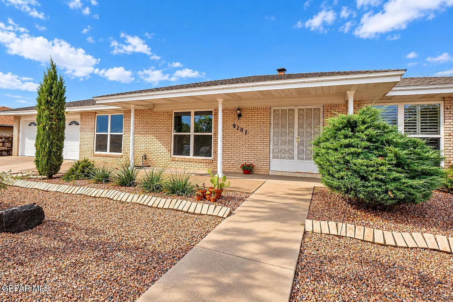 4 bed, 2.0 bath, 2310 sqft, $2,300 — Photo 1