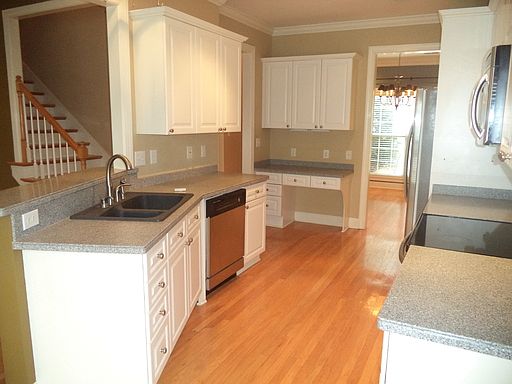 4th image of 832 Castlemaine Dr