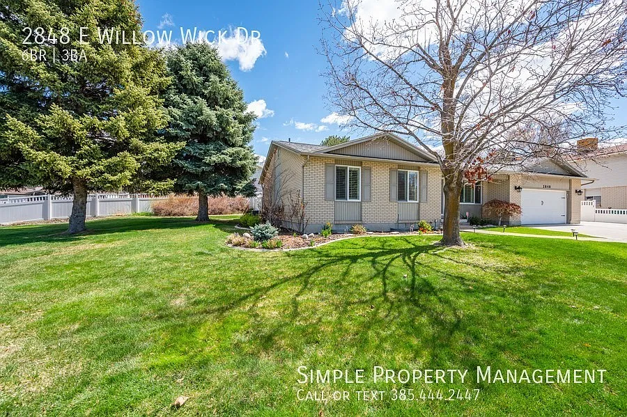 Wonderful and clean 6 BD rambler in Sandy! — Photo 3