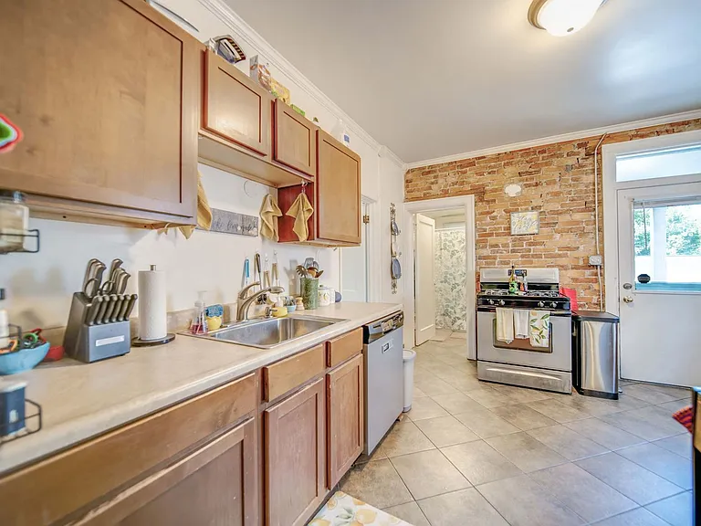 2405 Summit St — Photo 7