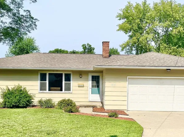 1915 Highview Ct, Cedar Falls, IA 50613