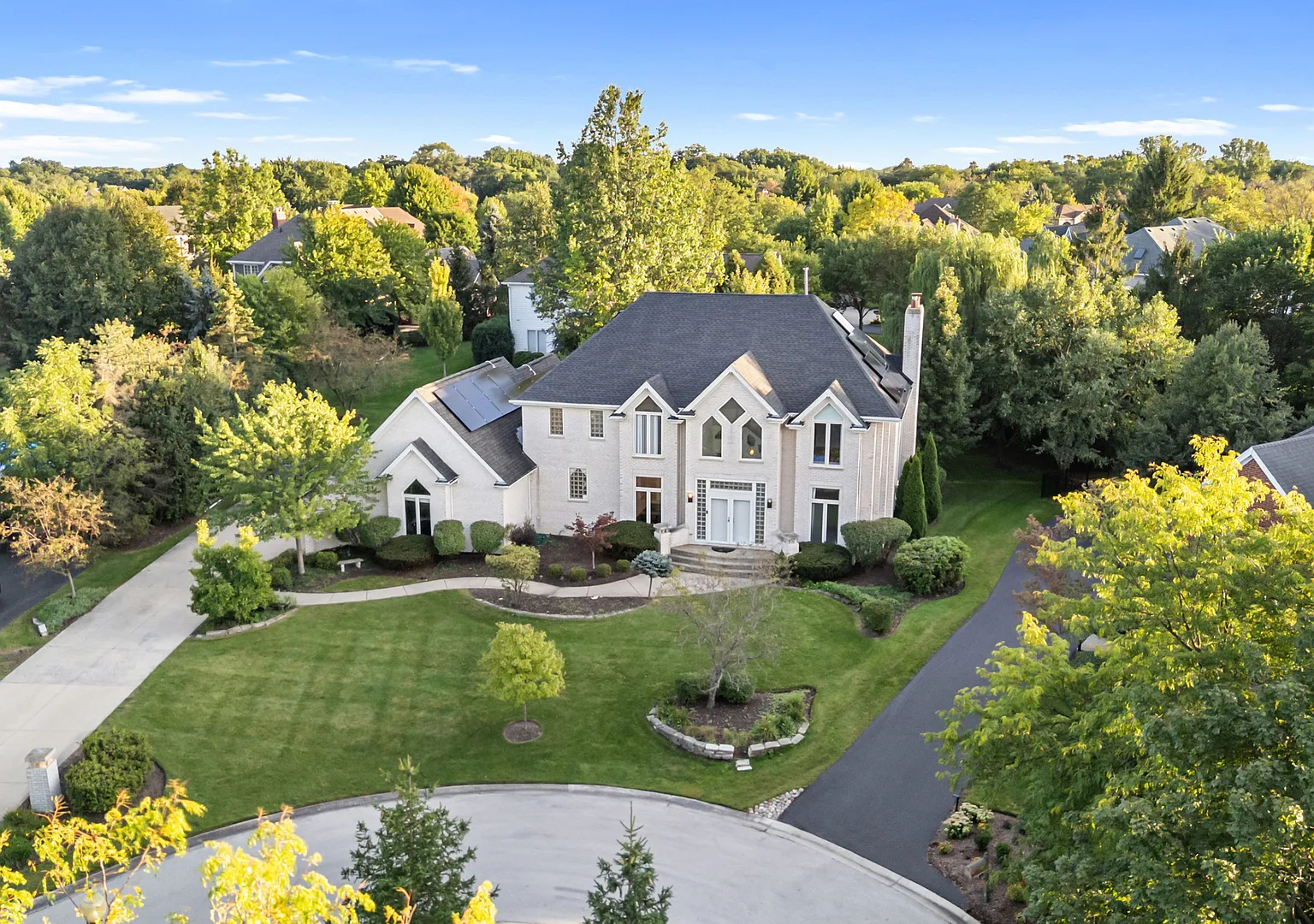 8 bed, 5.5 bath, 4236 sqft, $7,500 — Photo 1