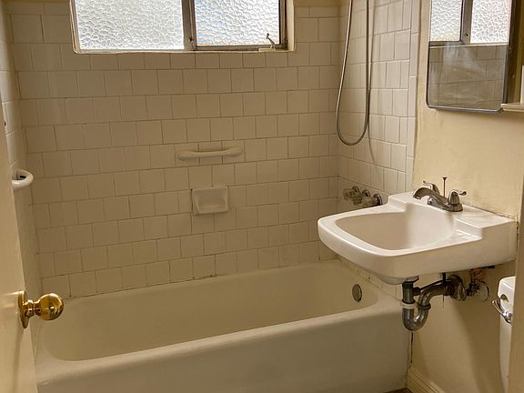 2nd image of 542 E 9th St #3