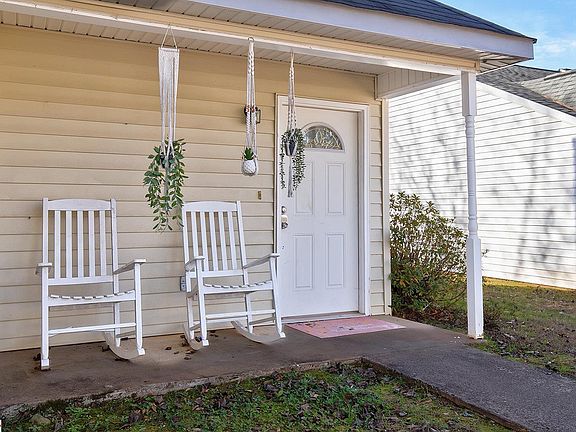 4th image of 104 Creekpoint Dr