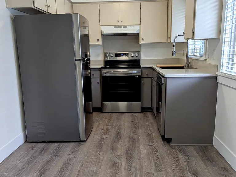 215 SW Kalmia St #D — Photo 1