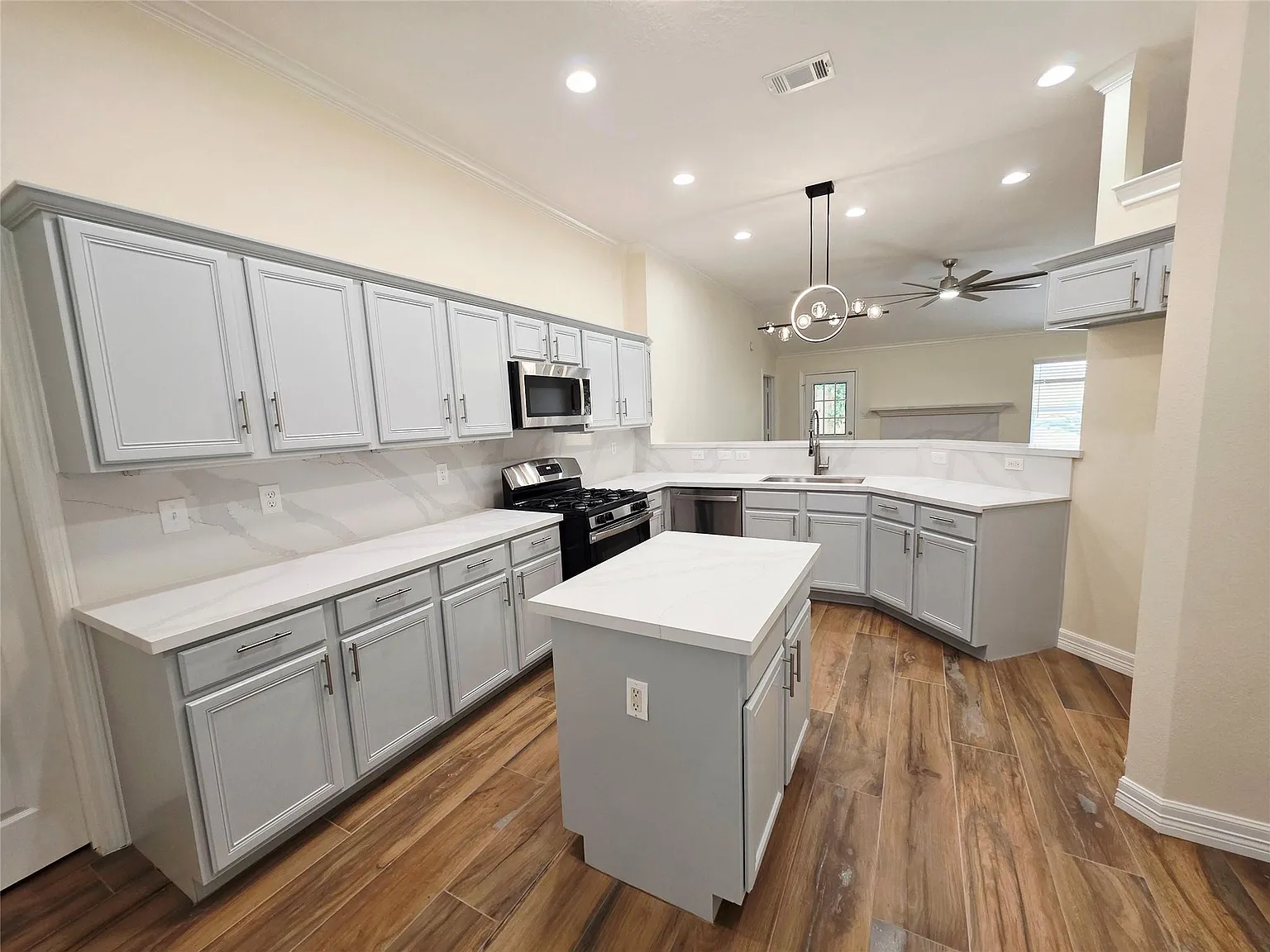 3 bed, 2.0 bath, 1584 sqft, $2,800 — Photo 4