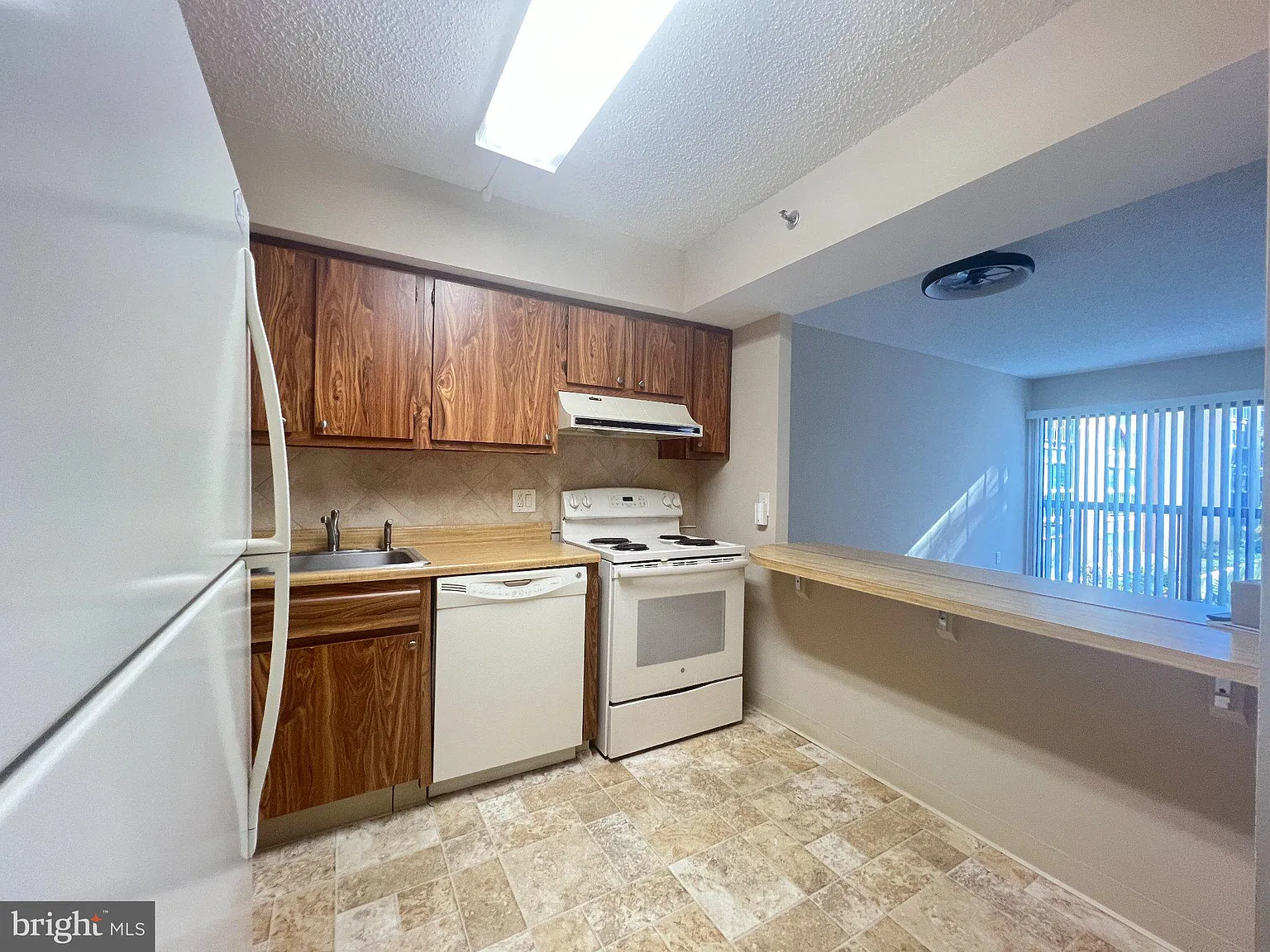 1 bed, 1.5 bath, 803 sqft, $1,950 — Photo 4
