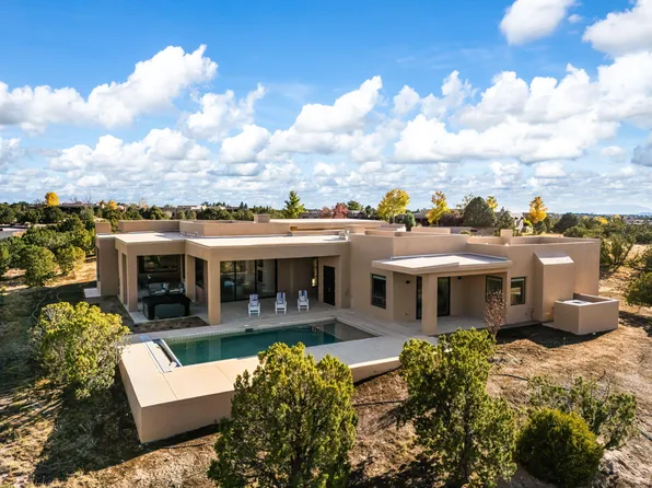 9 Tamarisk Trl, Santa Fe, NM 87506