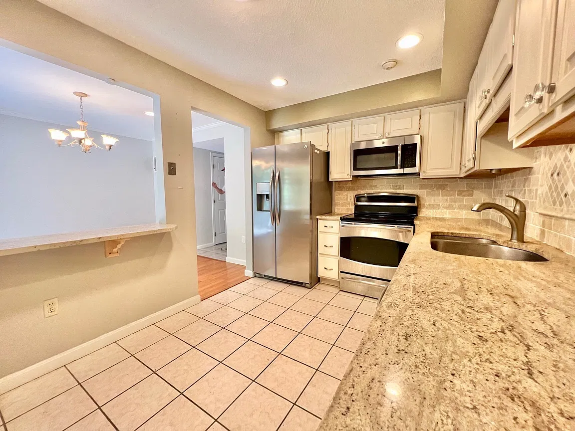 302 Foxwood Cir — Photo 2