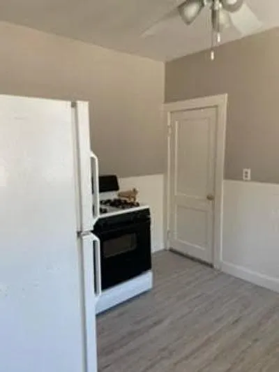 Kitchen - 39 Yale St