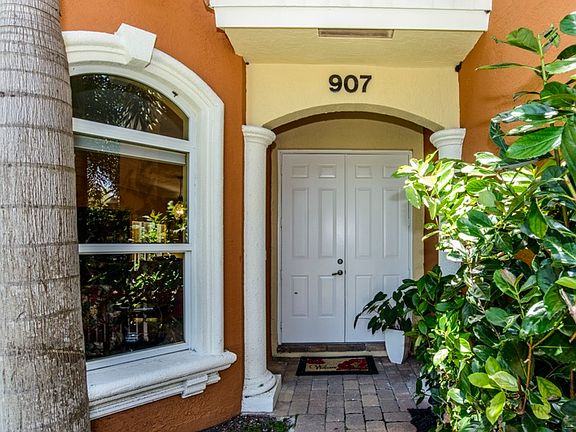 2nd image of 907 NE 17th Way