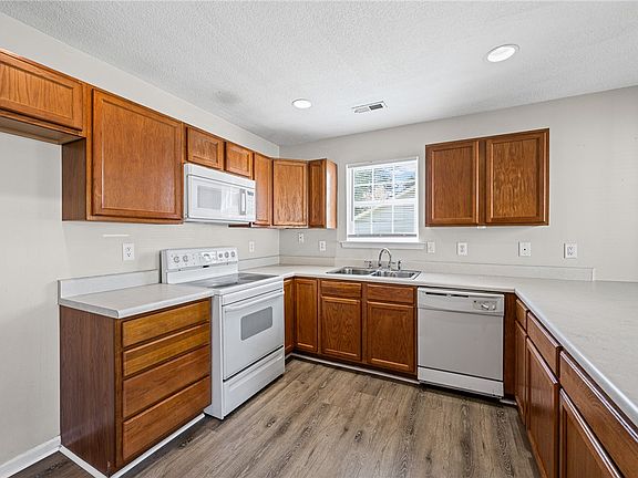 5th image of 335 Monti Dr