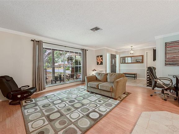 4th image of 3050 Laurel Dr