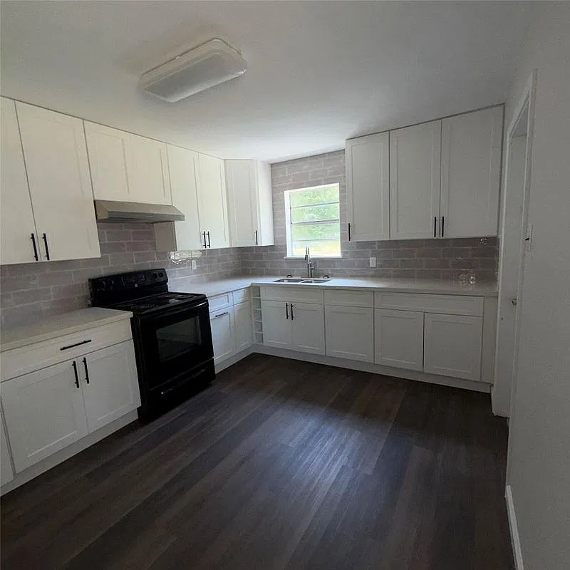 3 bed, 1.0 bath, 934 sqft, $1,300 — Photo 3