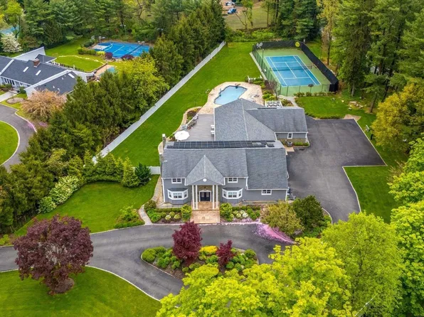 1 Foxhunt Crescent, Oyster Bay Cove, NY 11791