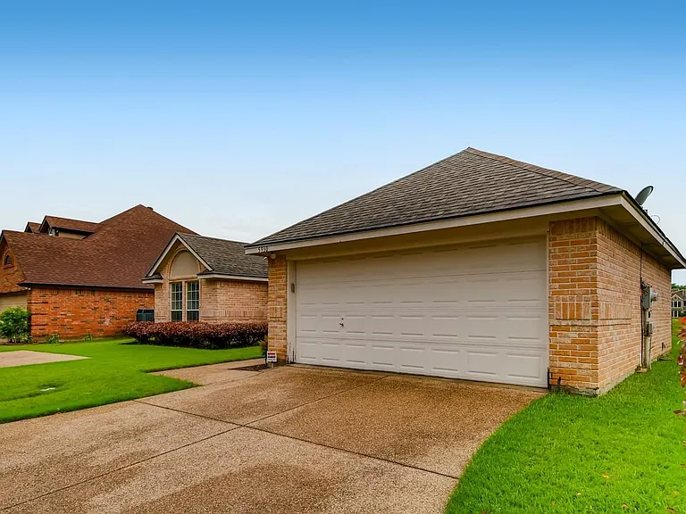 5930 River Bend Dr — Photo 3