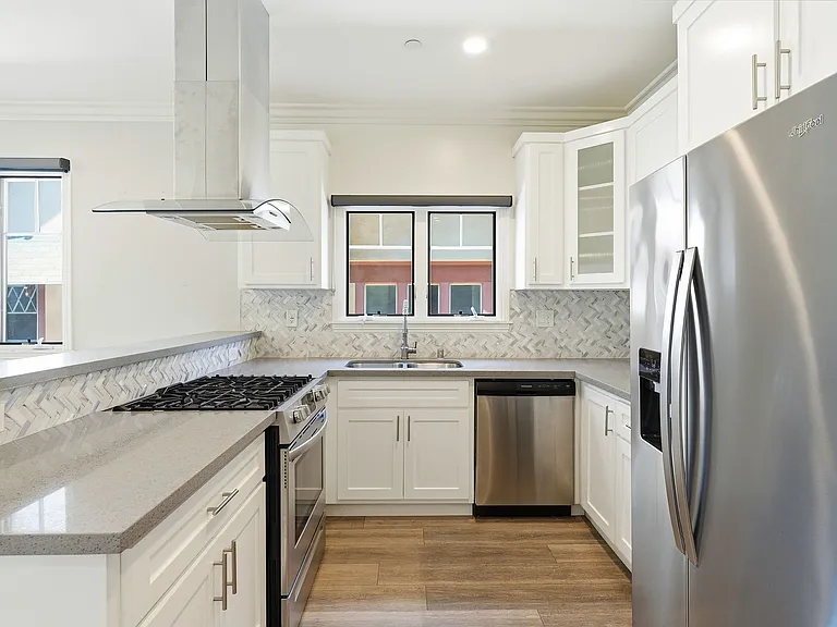 1822 S Harvard Blvd — Photo 6
