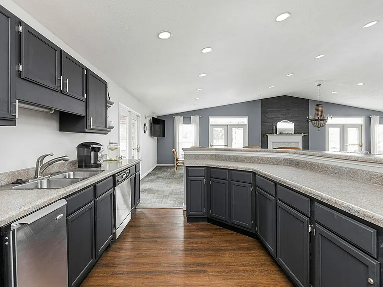 Open and inviting, our clubhouse kitchen flows right into the lounge, perfect for laid-back get-togethers.