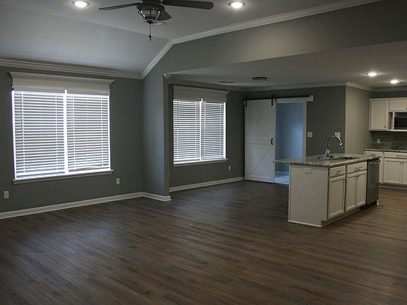 4th image of 3011 Greenfield Dr
