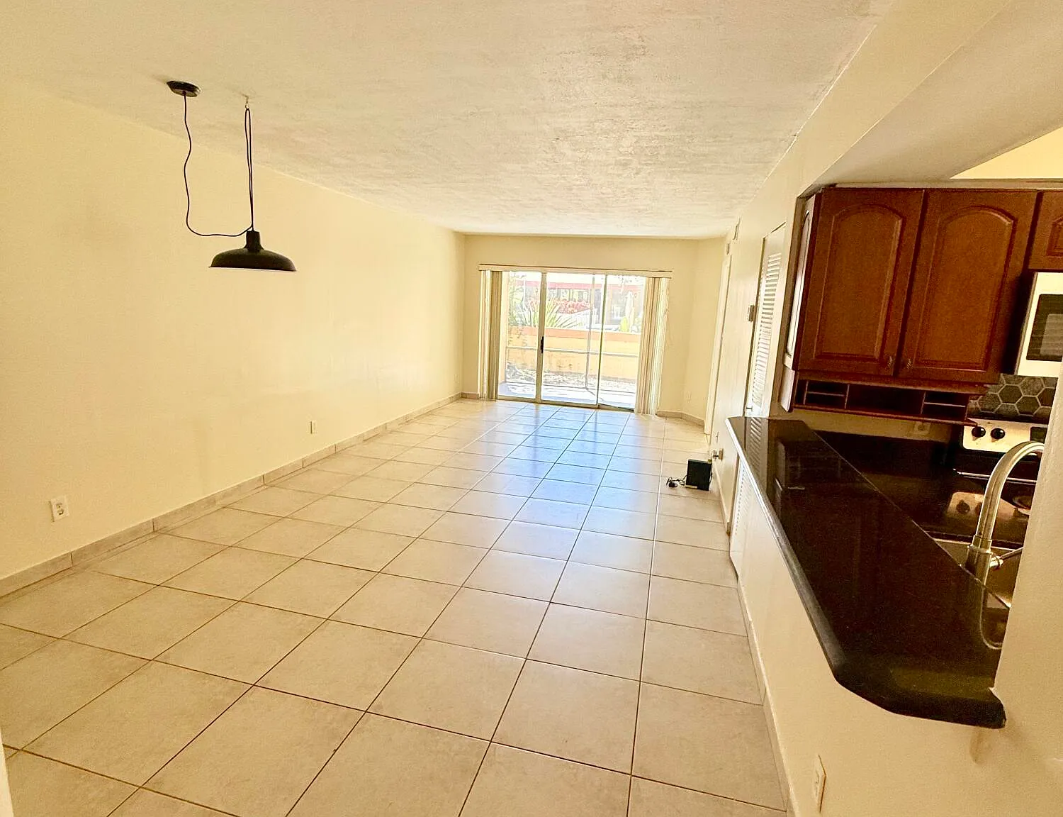 2 bed, 2.0 bath, 1044 sqft, $1,900 — Photo 2