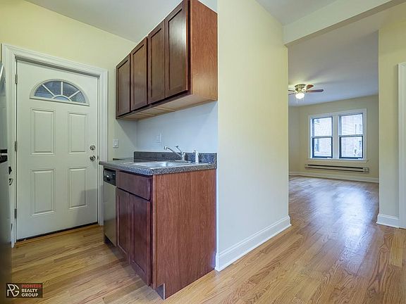 4th image of 3720 N Pine Grove Ave #3722W2