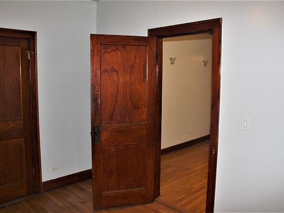 4th image of 6753 S Artesian Ave #1