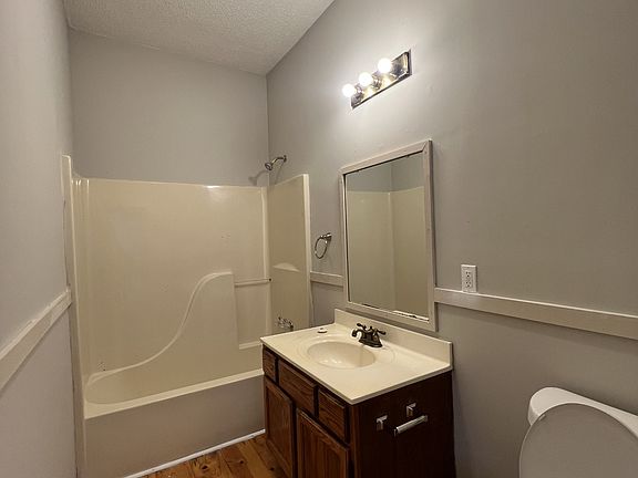 5th image of 122 Tuxedo Dr