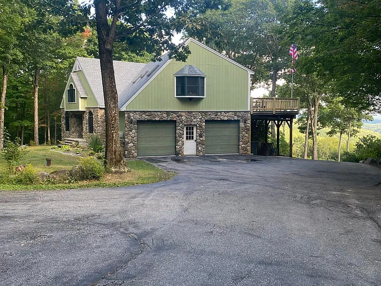 1 Available Garage Space - Left Door