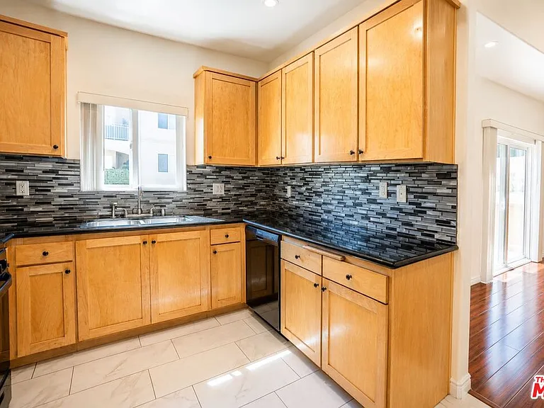 12132 Hart St #301 — Photo 8
