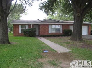12 Champions Dr, Seguin, TX 78155