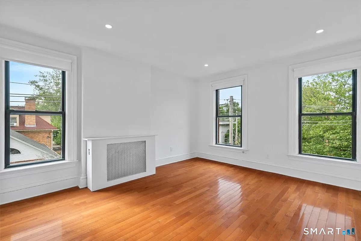 2 bed, 1.0 bath, 1200 sqft, $2,350 — Photo 2
