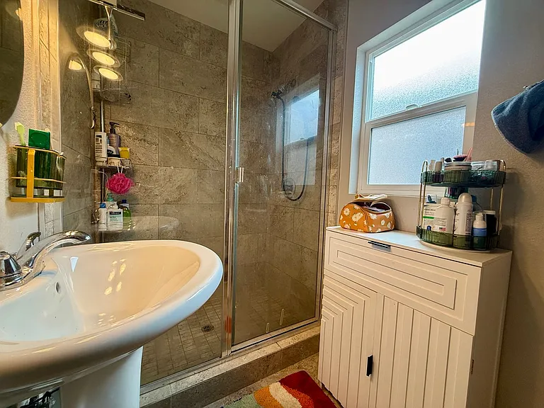 Modern Bungalow with W/D + A/C! Assigned Parking Included & 1 Garage Storage! — Photo 11