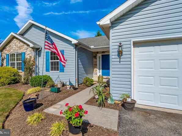 2 Astoria Dr, Hanover, PA 17331