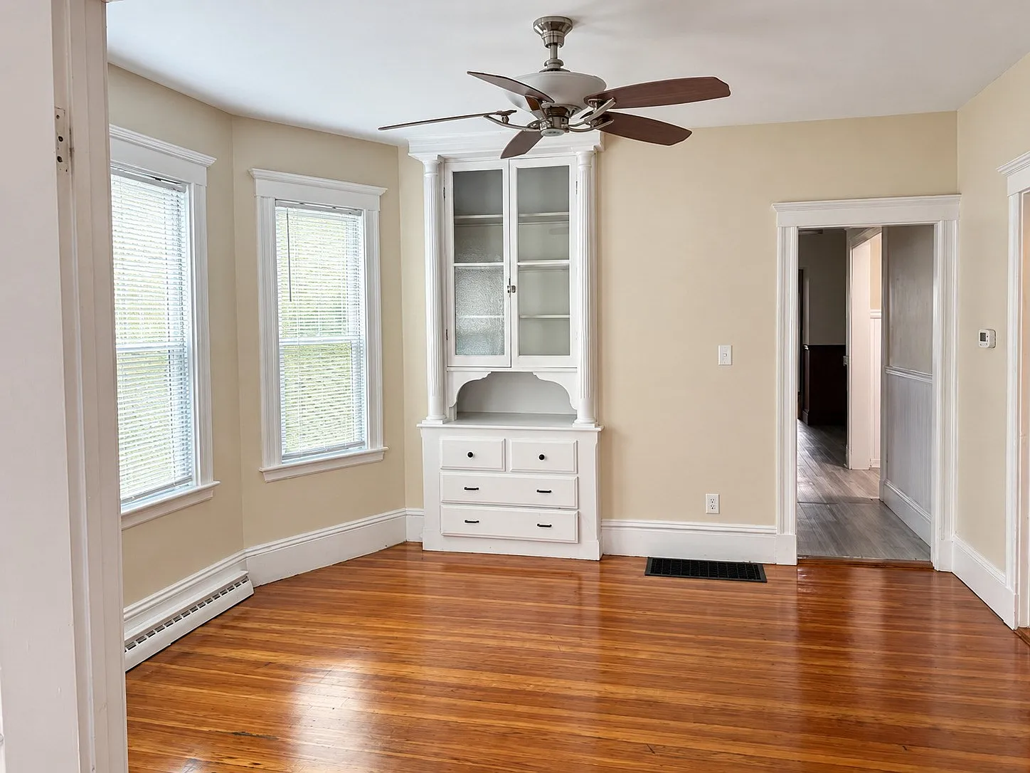 3 bed, 1.0 bath, 1040 sqft, $2,150 — Photo 4
