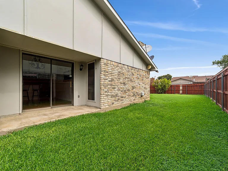 10239 Green Ash Rd — Photo 33