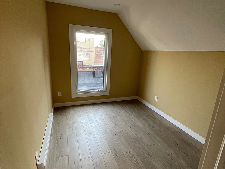 759 Barton St E — Photo 8