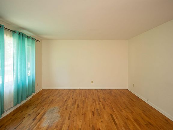 5th image of 15 Woodlawn Ave N