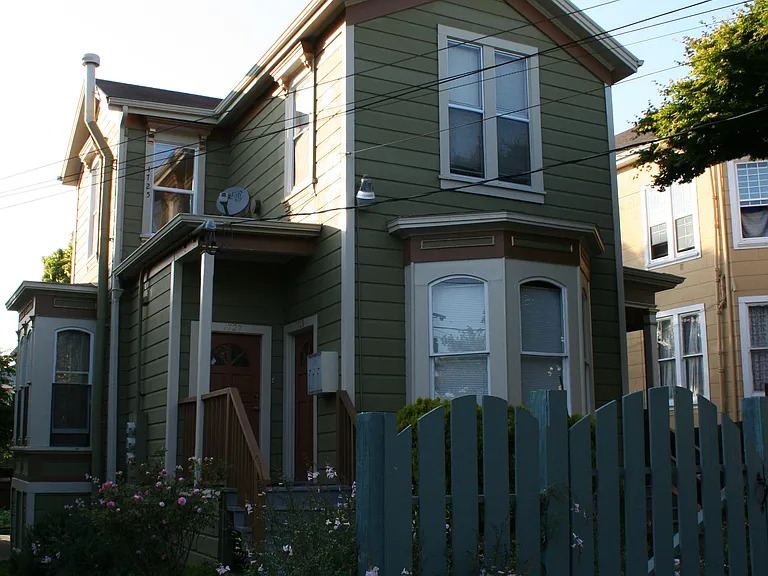 1725 10th Ave — Photo 1