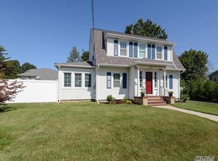 263 Castle Ave, Westbury, NY 11590
