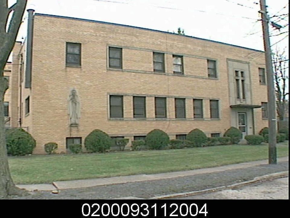 2nd image of 214 E 27th St