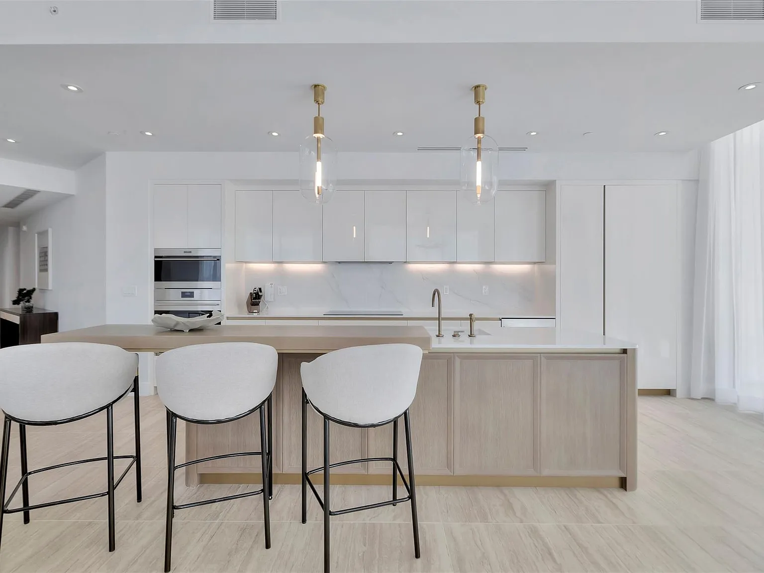 2 bed, 2.5 bath, 2083 sqft, $19,500 — Photo 2