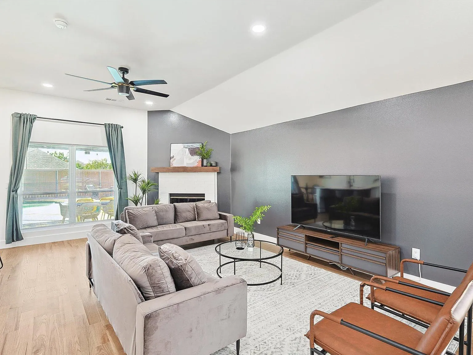 4 bed, 2065 sqft, $9,750 — Photo 2