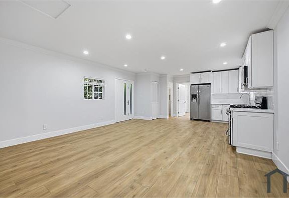 4th image of 243 Crandall St