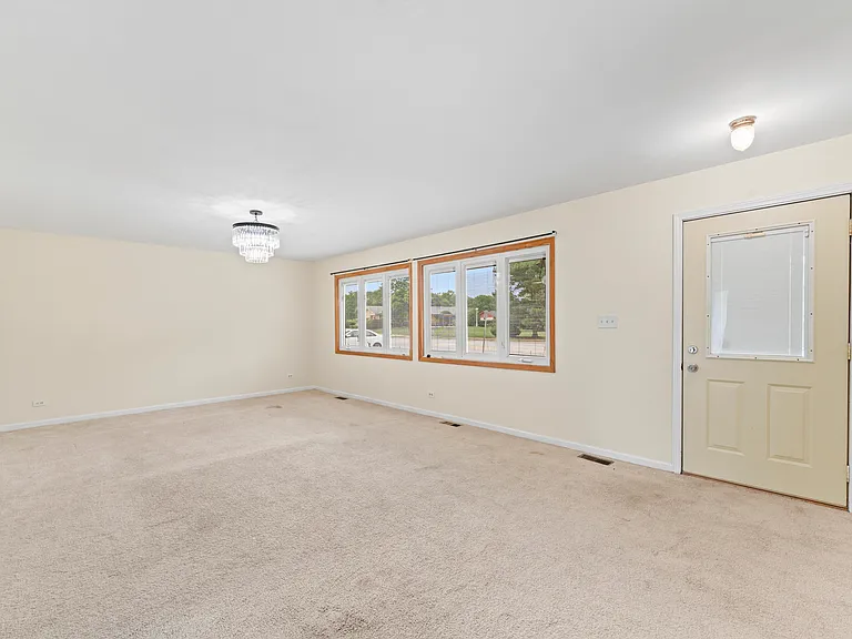 109 Landmeier Rd — Photo 4