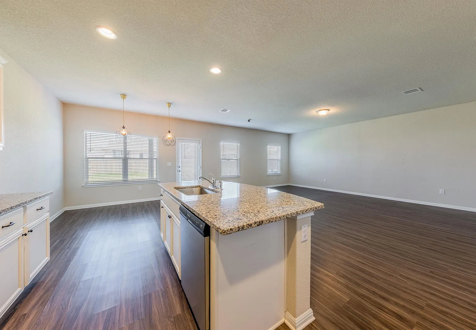 4 bed, 2.5 bath, 2485 sqft, $2,300 — Photo 3